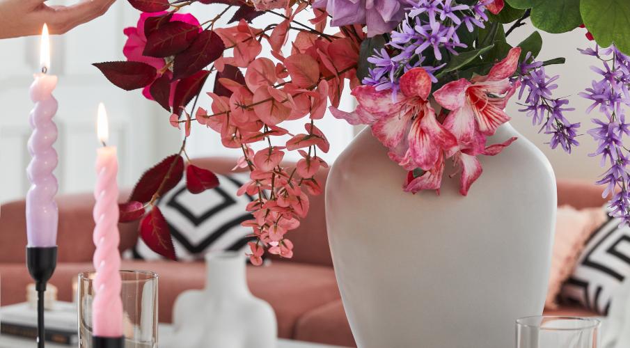 bougie torsadée rose avec un bouquet de fleurs