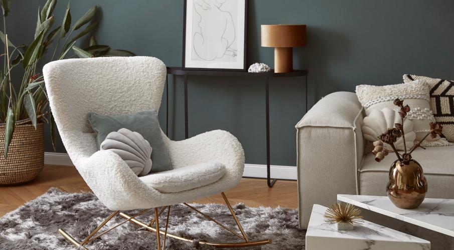 fauteuil en peau de mouton blanche