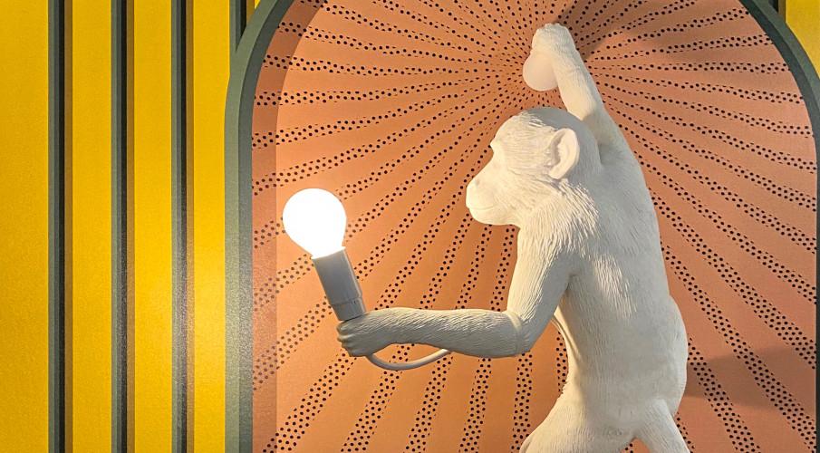 lampe singe blanc sur fond orange