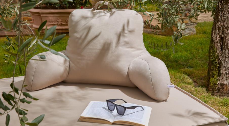 gros coussin de jardin beige
