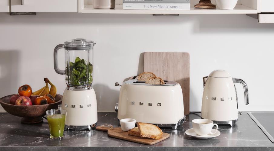 produits smeg sur une table de cuisine