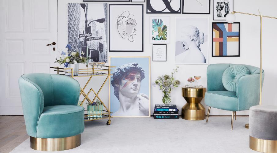 Fauteuils turquoise dorés, mur de cadres
