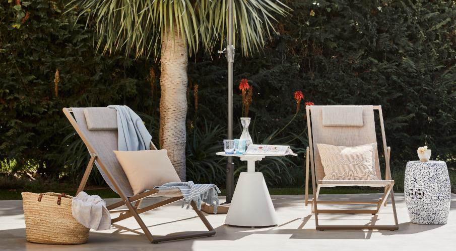 chilienne en bois au bord d'une piscine