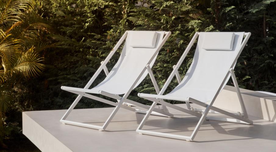 chilienne de jardin blanche au bord d'une piscine