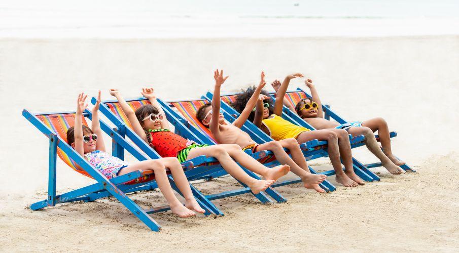 enfants assis sur un transat a la plage