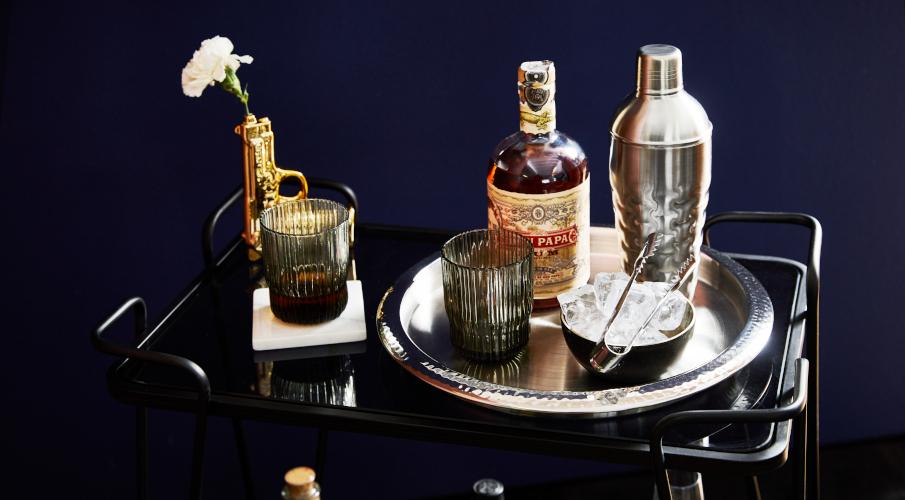 Shkaer chromé, bouteille de rhum, vase pistolet doré