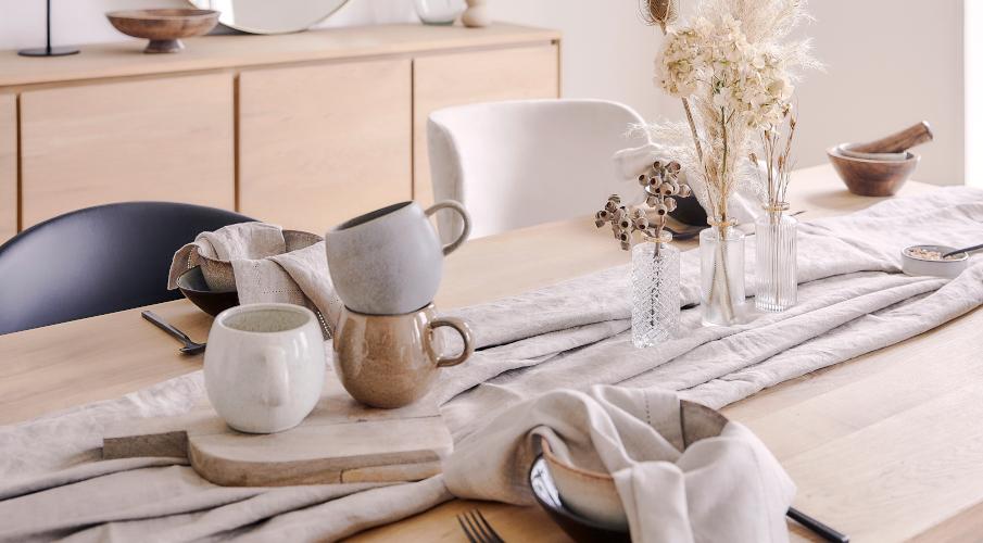 Tasses vintage céramique, table, vases et herbes séchées