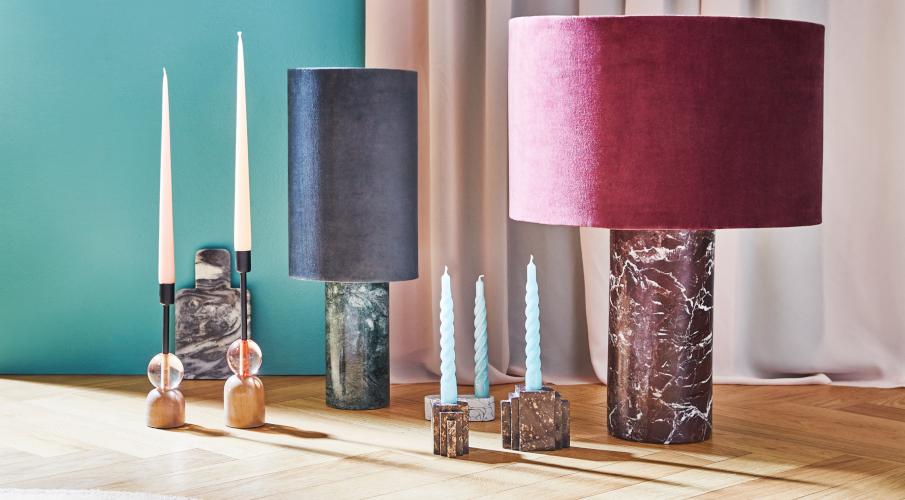 Bougies bleues au milieu de lampes de chevet