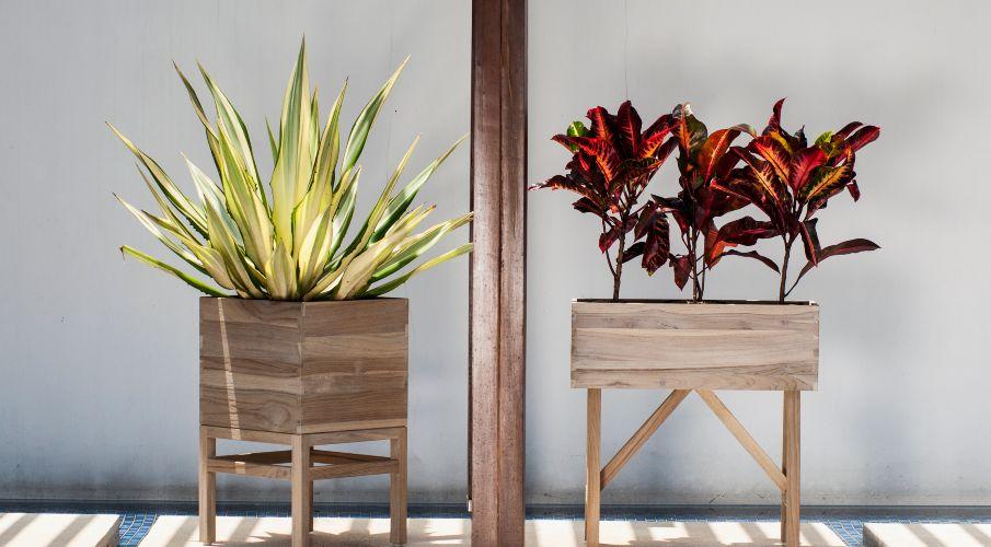 jardiniere sur pied en bois