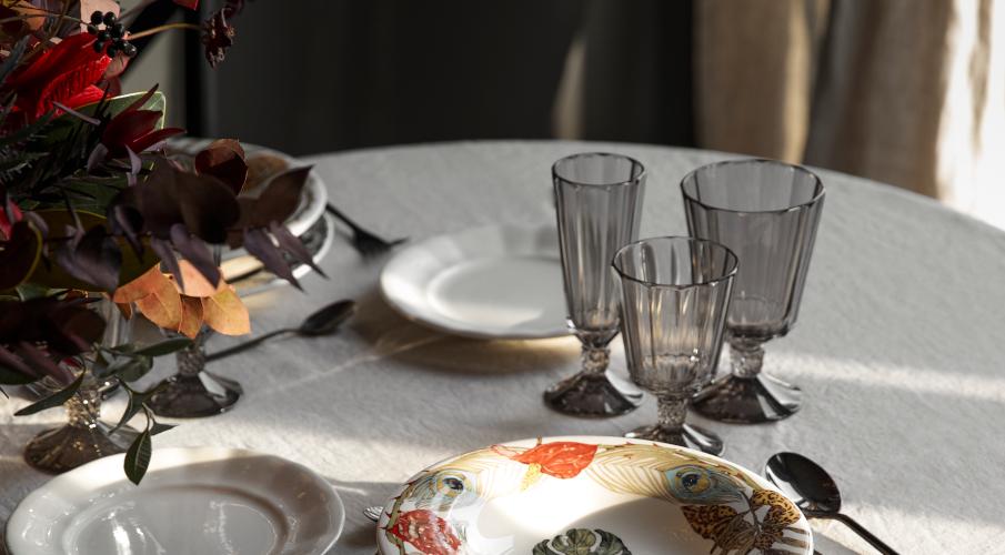 Verres à vin noirs, table blanche