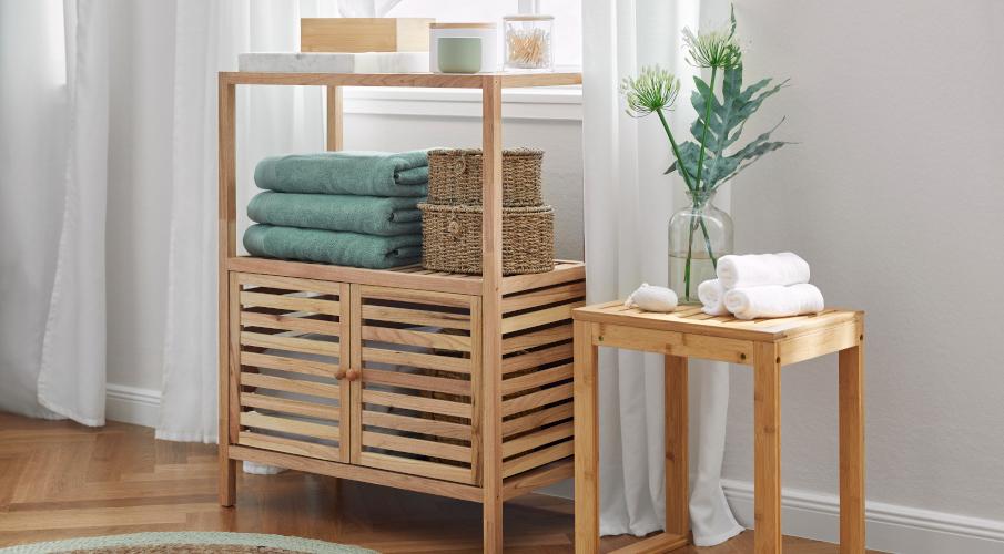 Armoire salle de bain, table basse, bois clair