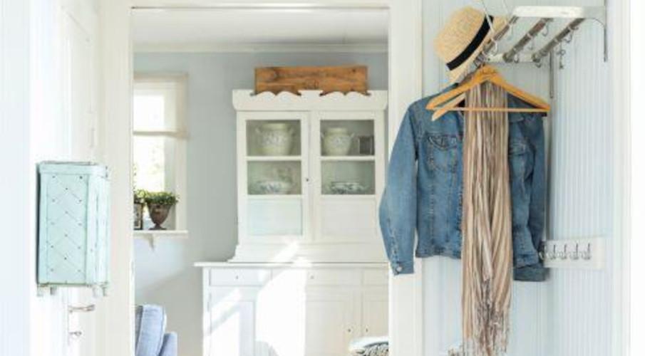 armoire blanche a cles dans une entree
