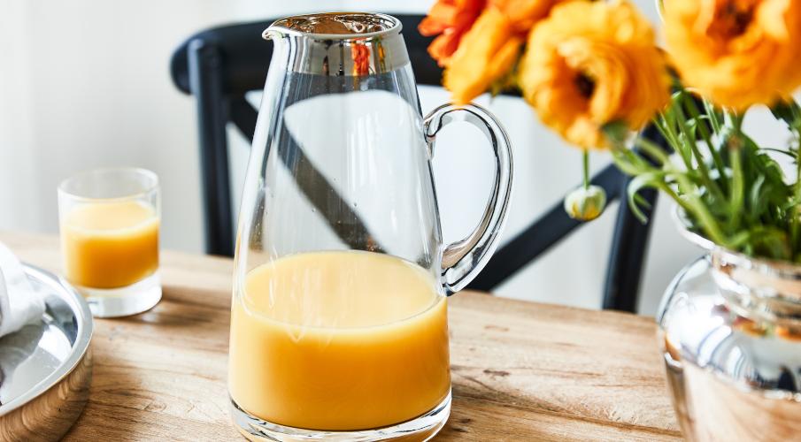Pichet en verre, bec argenté, jus d'orange