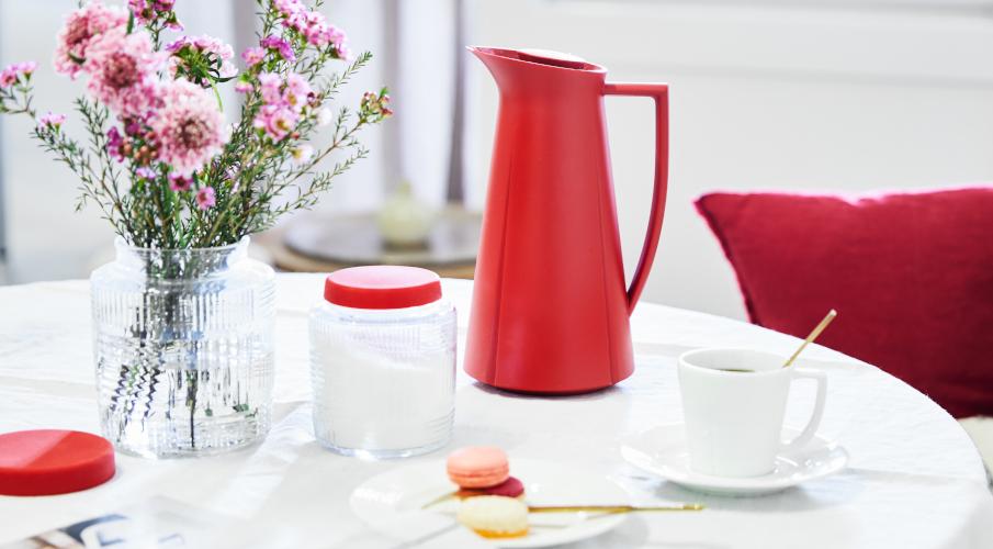 pichet rouge sur une table de petit dejeuner
