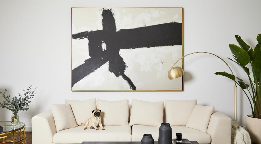 Grand cadre doré, canapé beige