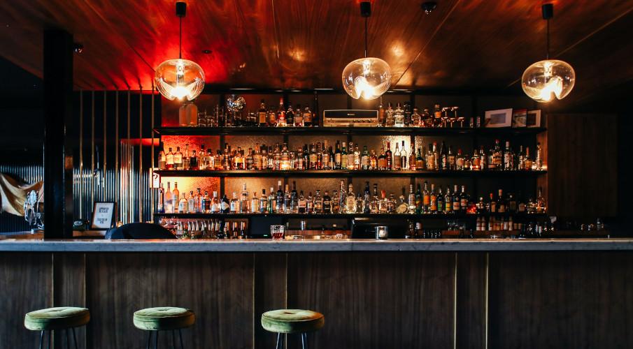 bar au style chaleureux et industriel