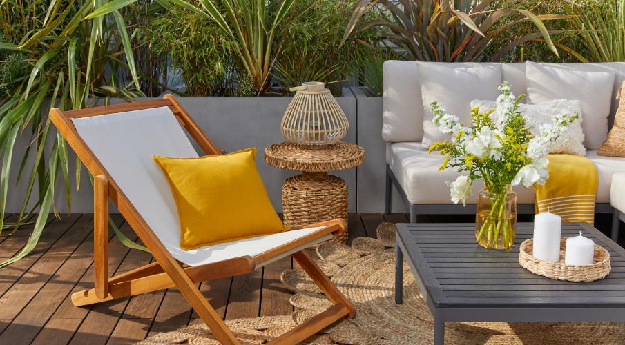 Vase jaune transparent, transat blanc, coussin jaune