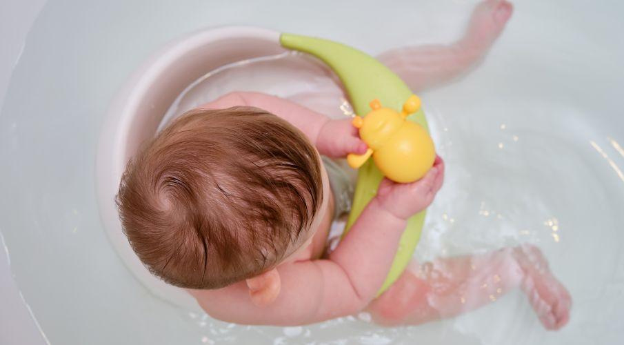 bebe dans son bain