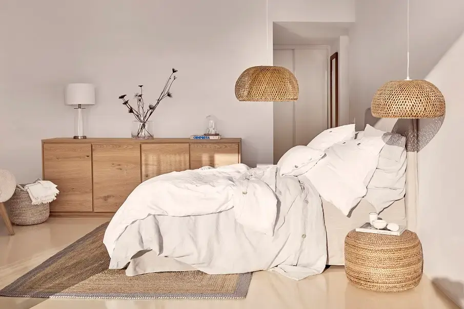 abat jour en rotin dans une chambre