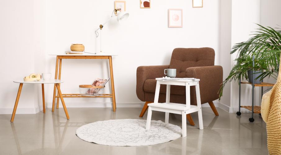 Tabouret escabeau blanc, canapé marron