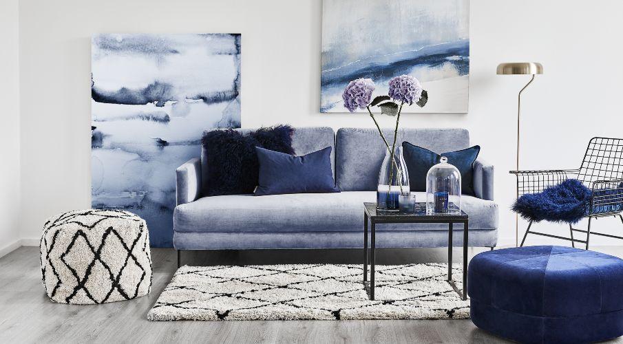 canape bleu contemporain dans un salon moderne