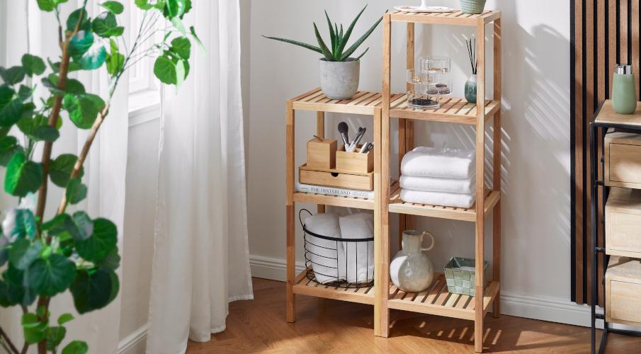 Étagère en bois, salle de bain, plantes, serviettes