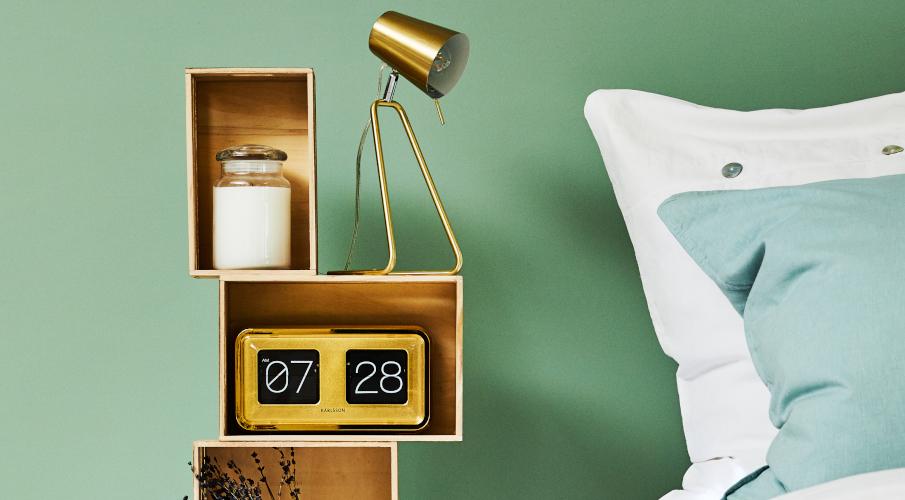 Cubes de rangement, lit, lampe de chevet