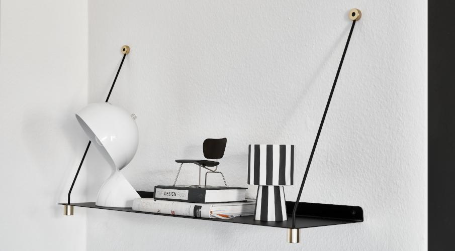 Étagère en métal, lampe