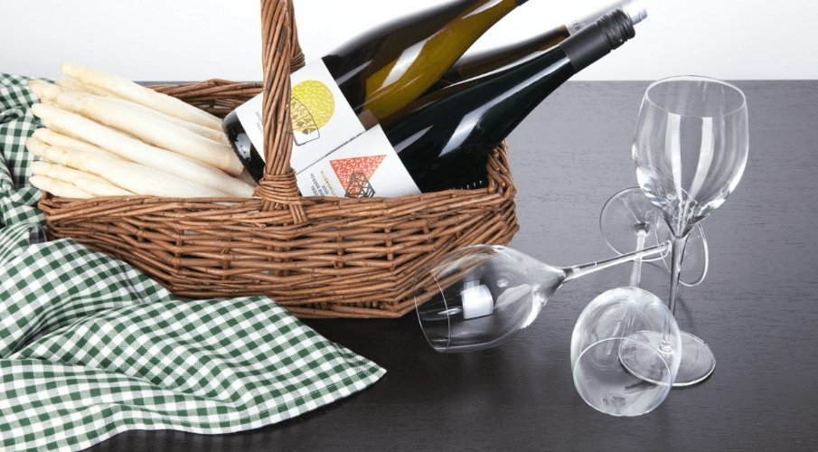 panier rotin avec bouteilles de vin rouge