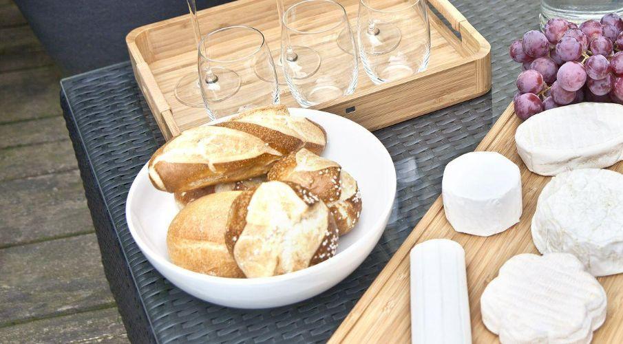 corbeille a pain sur une table de restaurant
