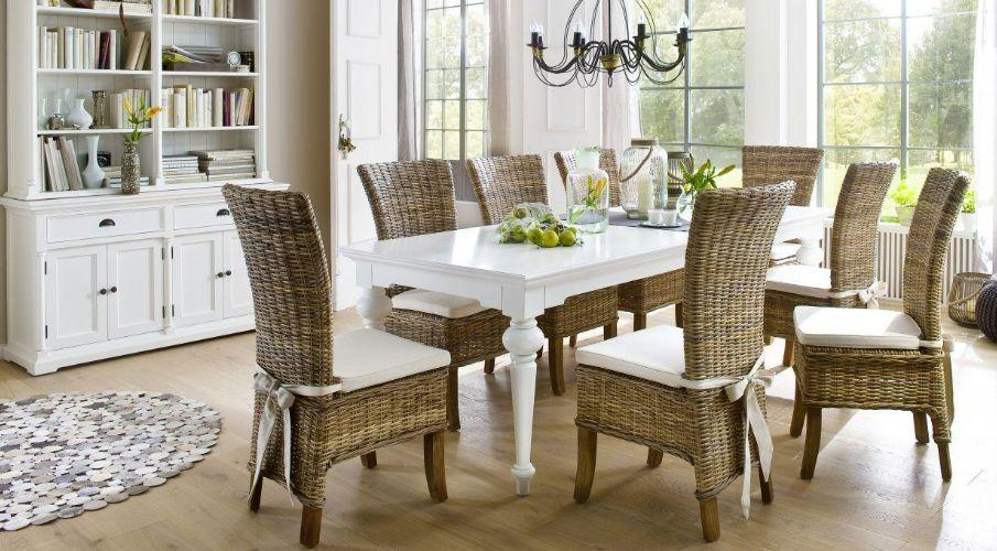 chaises en rotin autour d'une table blanche familiale