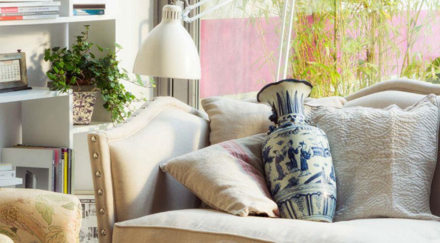 grand vase antiquite sur un canape