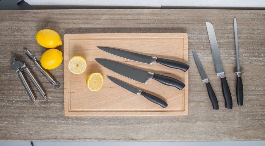 couteaux de cuisine sur une planche en bois