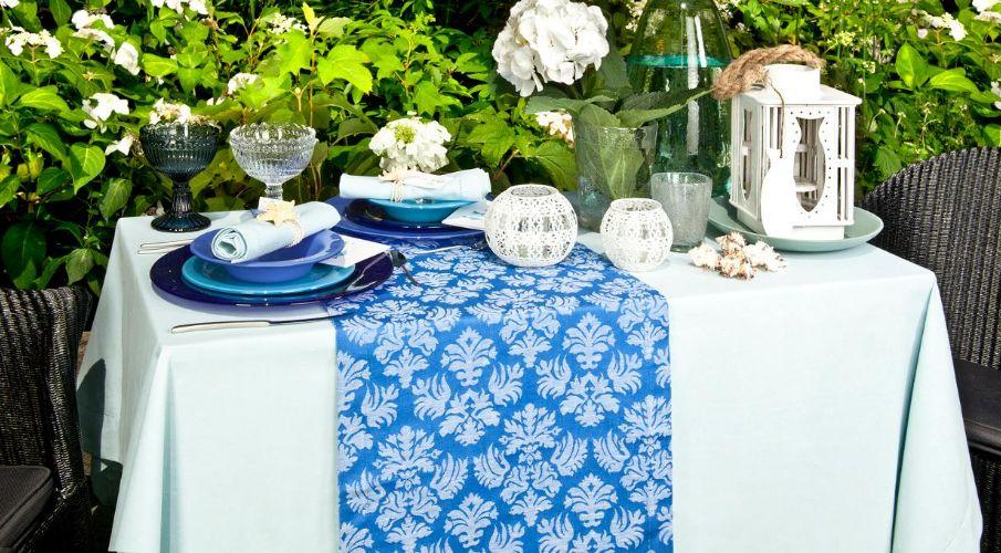 nappe bleue avec des motifs