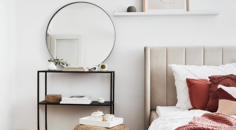 coiffeuse noire, lit, miroir rond