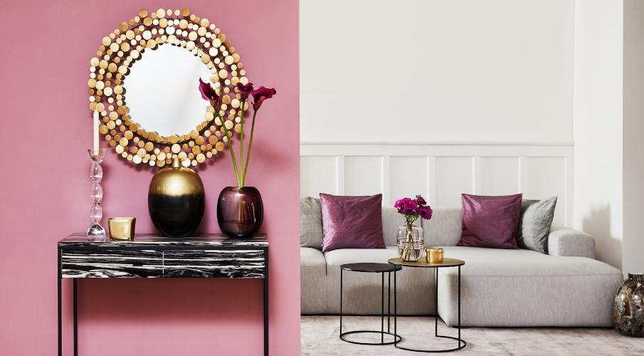 Coiffeuse avec miroir, mur rose, miroir ancien doré, vases