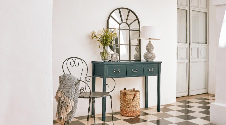 Coiffeuse en bois vert, chaise en fer forgé