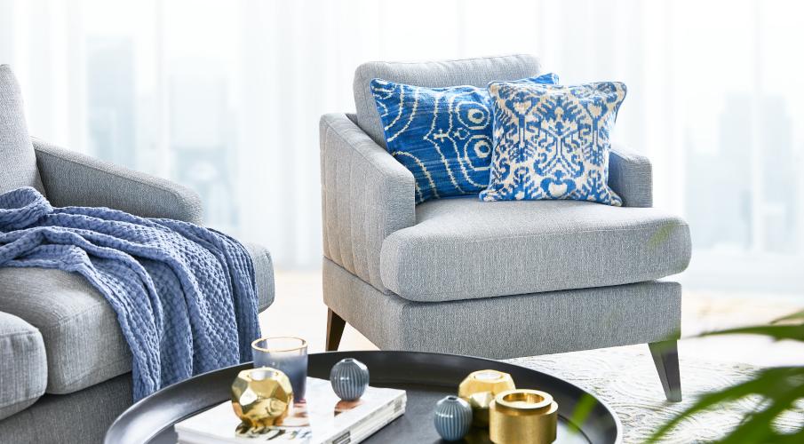 fauteuil convertible gris clair, coussin bleu