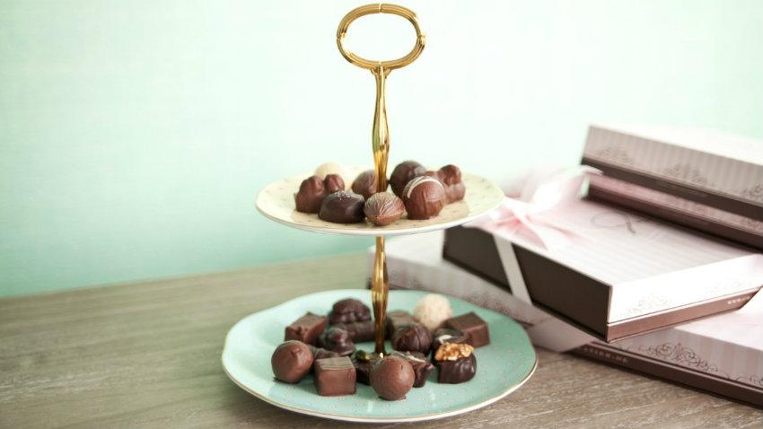 alzatine cioccolatini tavolo in legno