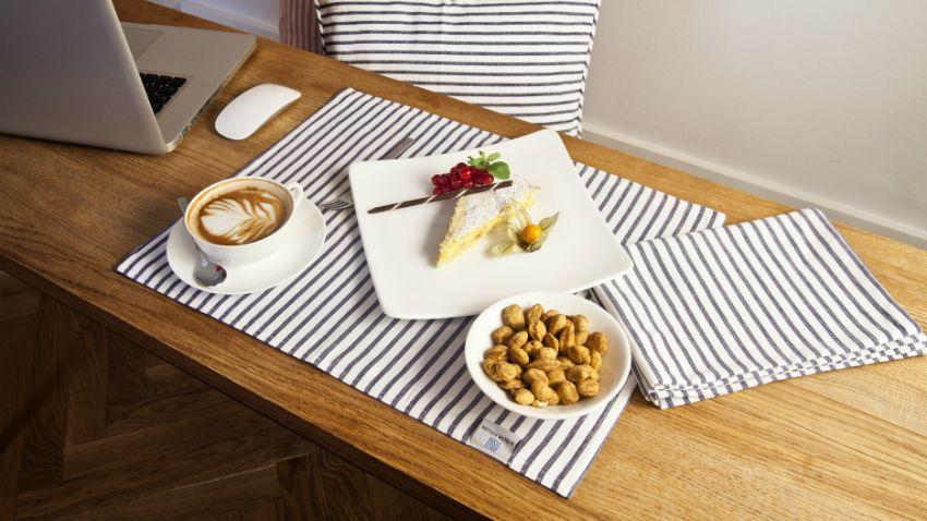 tavolo in bambù runner a righe piatto ciotola tazza