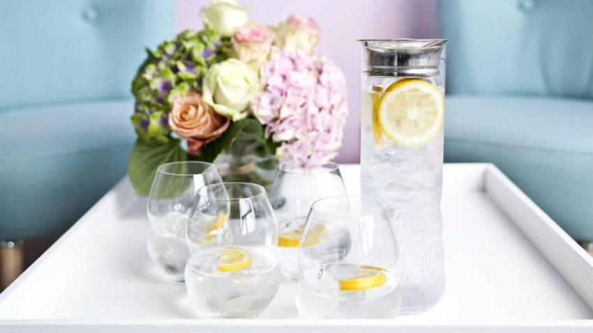brocca vetro vassoio bianco legno bicchieri acqua