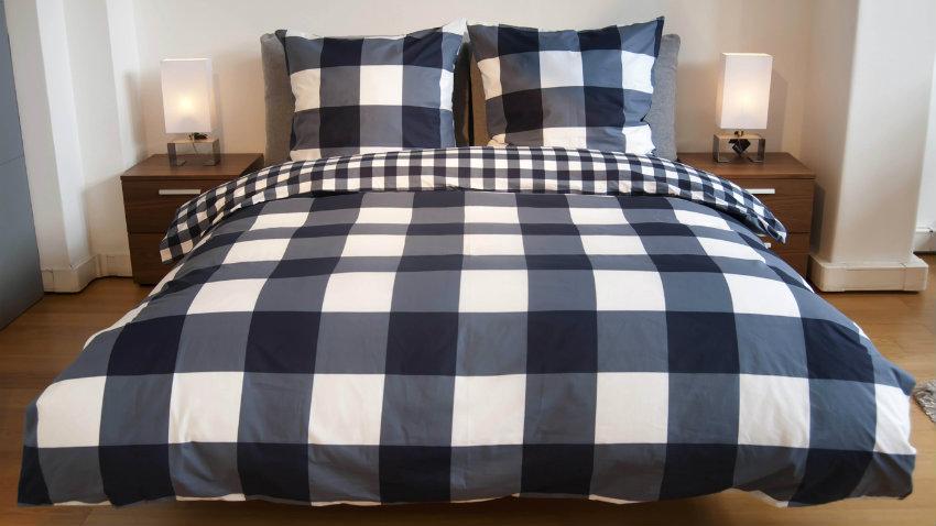 copriletto blu in cotone ricamato
