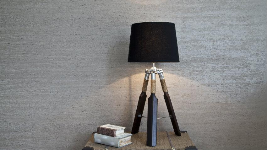 Lampada da terra con treppiede