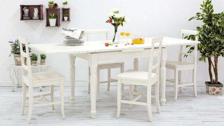 sedie in legno bianche sala da pranzo tavolo allungabile bianco vaso di fiori