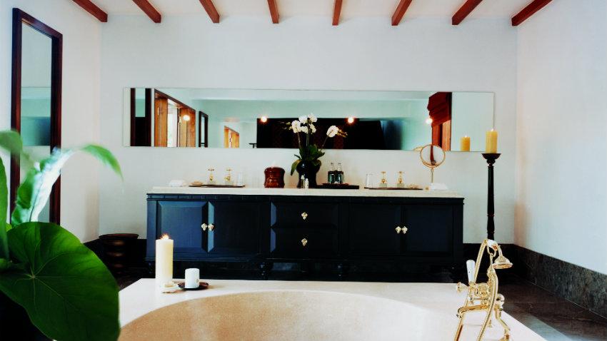 specchio con contenitore per bagno