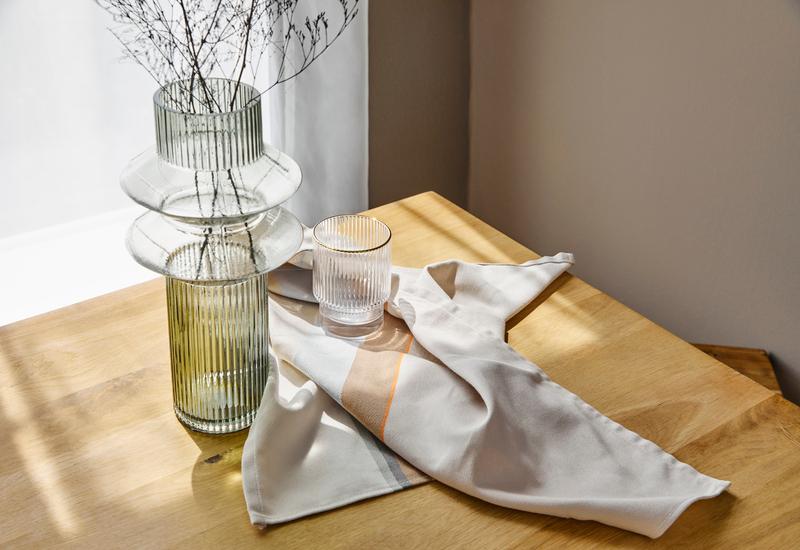 groene design vaas op een houten tafel
