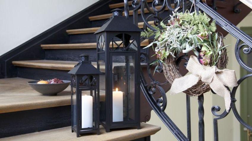 trapverlichting op donkere trap met windlichten