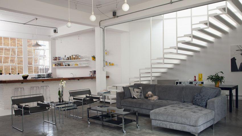 wenteltrap modern interieur grijstinten keuken witte muur