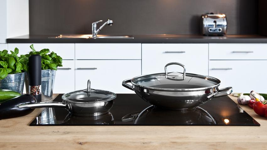 metalen hapjespan inductie op inductieplaat