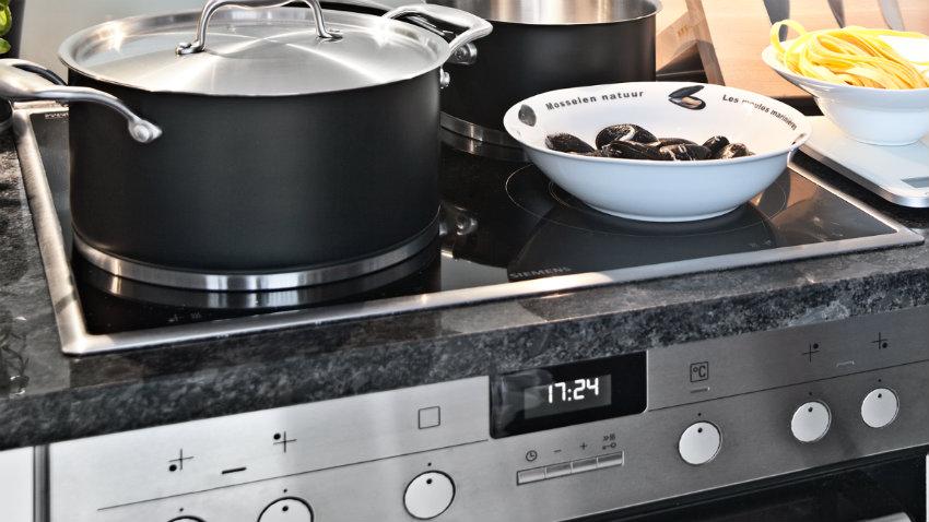 pan met rvs spatdeksel met handvat